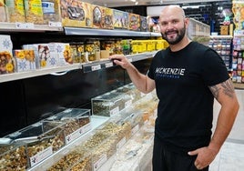 Odlanier González, junto a un expositor de frutos secos.