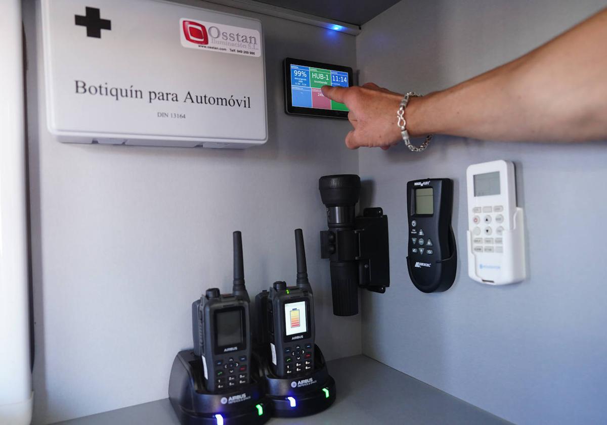 Imagen principal - Foto 1 y foto 2: el sistema autónomo, un botiquín,  walkie-talkies , una linterna y diferentes mandos, en el interior de la OMAC, con techo solar. Foto 3: los carteles distintivos colocados en la puerta de la OMAC.