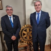 Javier Pérez, nuevo presidente del Rotary Club de Béjar, con su predecesor, Álvaro Muñoz.