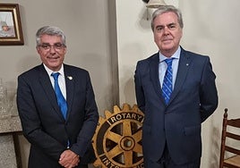 Javier Pérez, nuevo presidente del Rotary Club de Béjar, con su predecesor, Álvaro Muñoz.