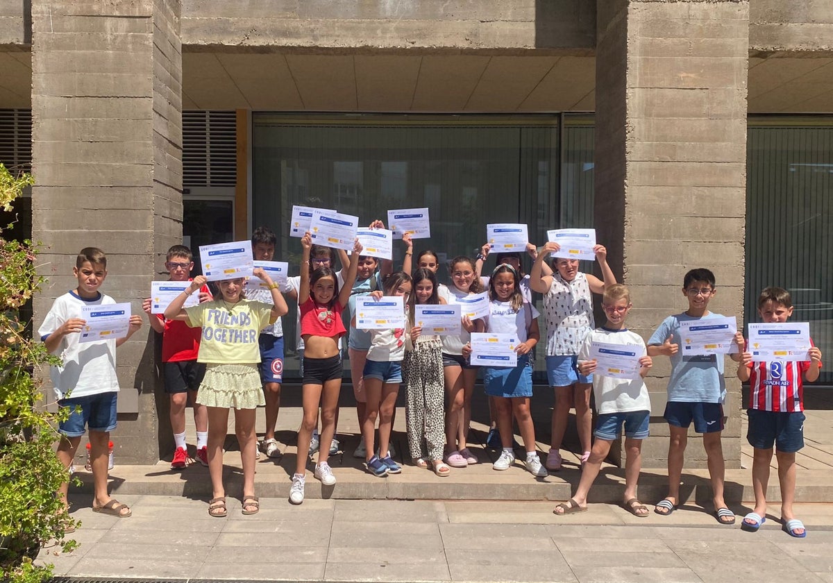 Los niños que han participado en el campamento digital de Carbajosa.