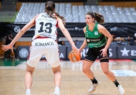 Inés Santibáñez, en un partido contra el Casademont Zaragoza.
