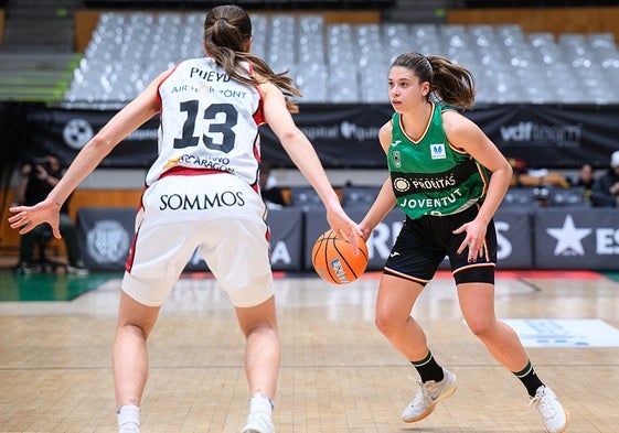Inés Santibáñez, en un partido contra el Casademont Zaragoza.
