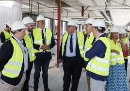 El consejero de Sanidad, Alejandro Vázquez, junto a los alcaldes de Salamanca y Santa Marta, en las obras del centro de salud de Prosperidad.