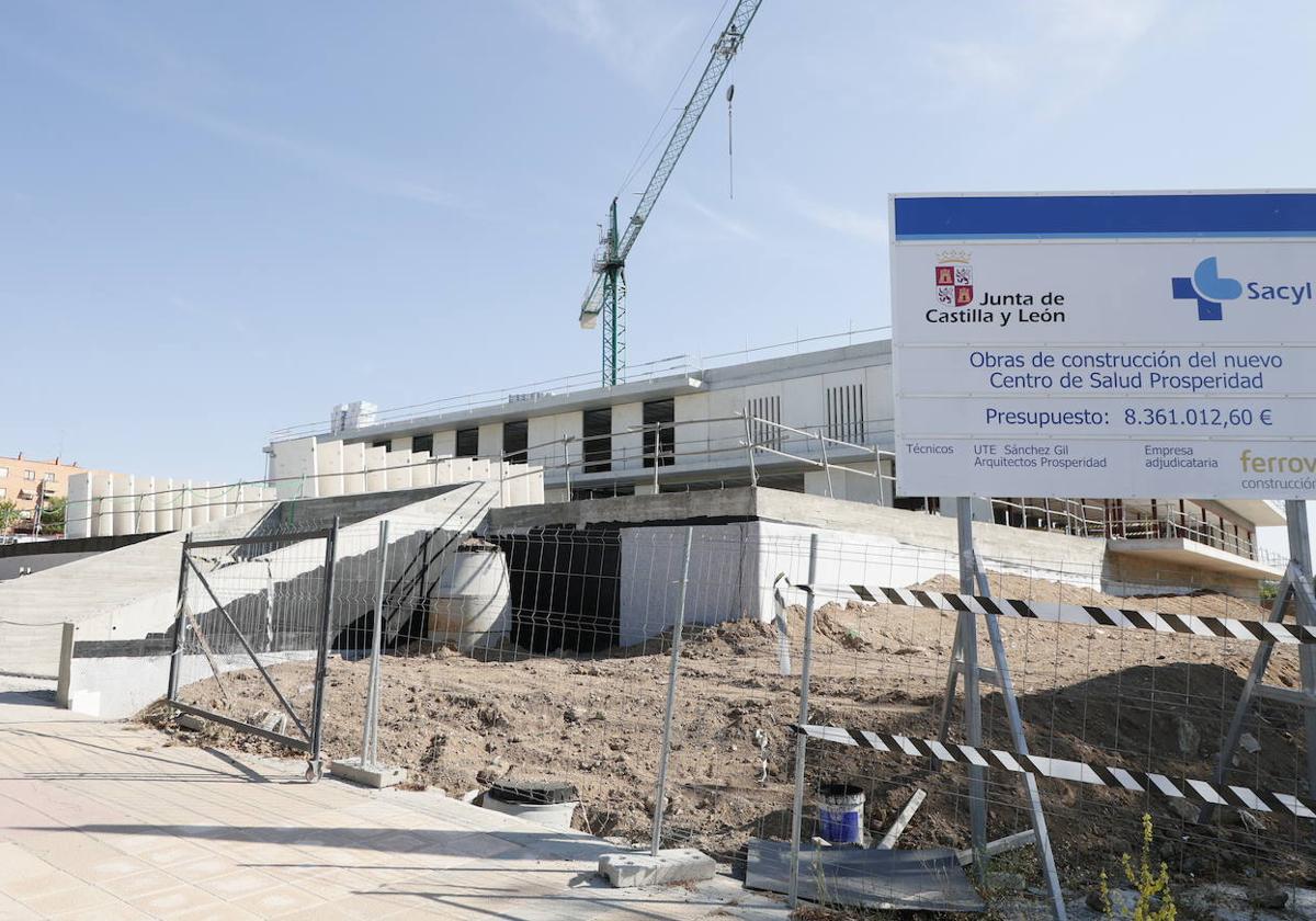 Obras de construcción del centro de salud de Prosperidad, en la parcela ubicada en la confluencia de la avenida de la Aldehuela con Lucio Marineo.