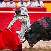 Derechazo de Damián Castaño a Chinelo, el quinto toro de Miura lidiado este lunes en el coso de la Misericordia de Pamplona.