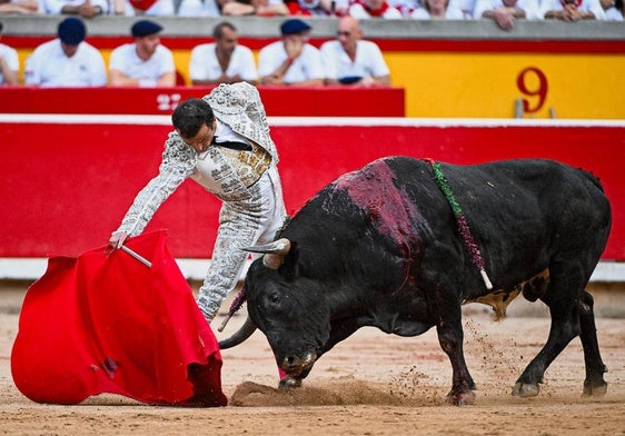 Derechazo de Damián Castaño a Chinelo, el quinto toro de Miura lidiado este lunes en el coso de la Misericordia de Pamplona.