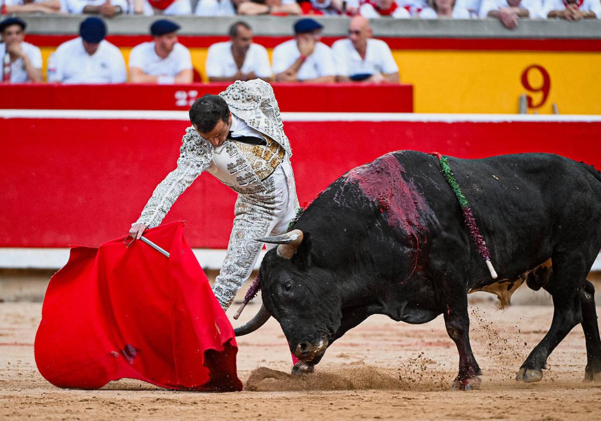 Derechazo de Damián Castaño a Chinelo, el quinto toro de Miura lidiado este lunes en el coso de la Misericordia de Pamplona.