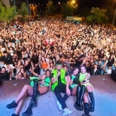 Los integrantes de la orquesta Kronos junto a su público en uno de sus conciertos.