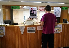 Imagen del registro Civil de Salamanca, lleno de carteles, durante las protestas de los funcionarios.