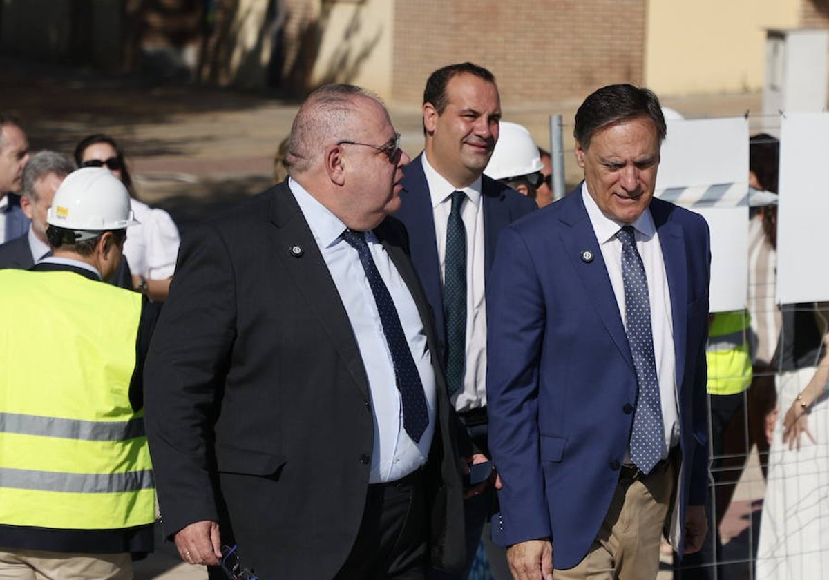 El consejero Alejandro Vázquez, con Carlos García Carbayo y David Mingo.