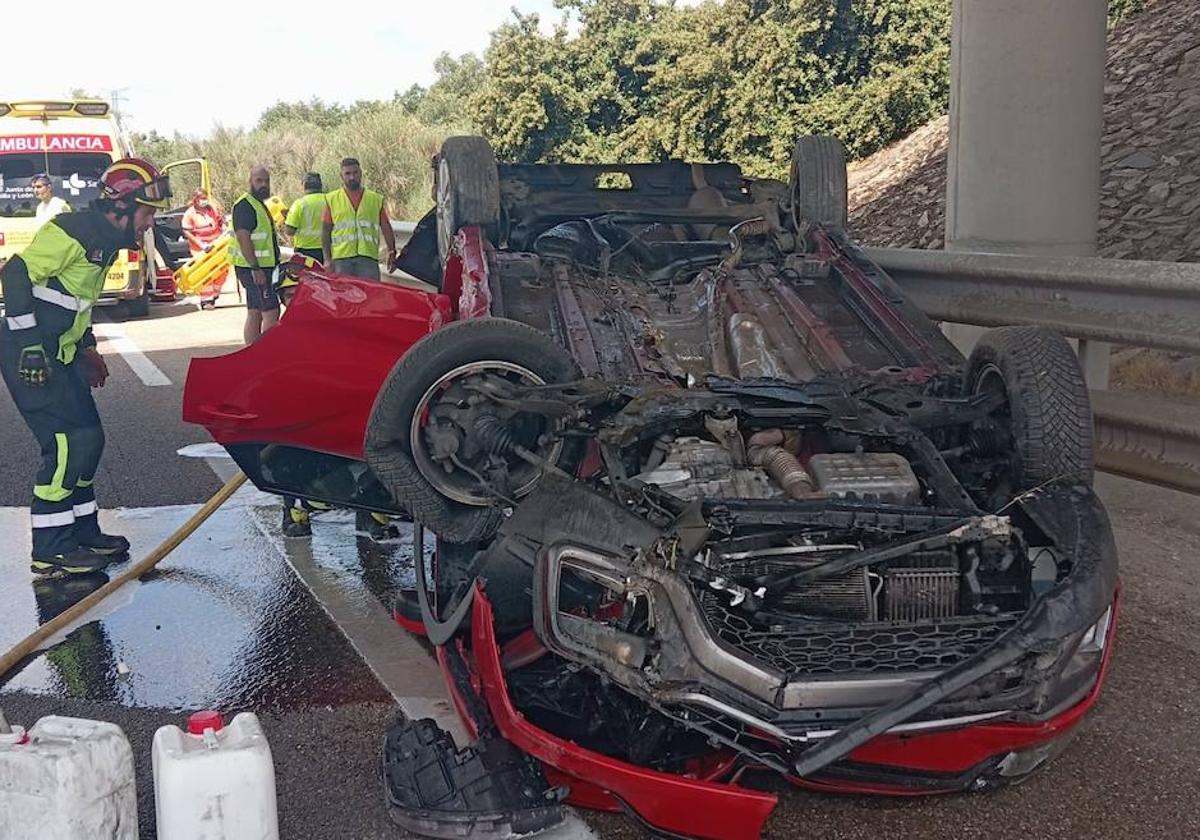 Los efectivos que han participado en el operativo de rescate, en el lugar del accidente.
