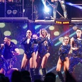 Las cantantes del grupo, con uno de habituales.