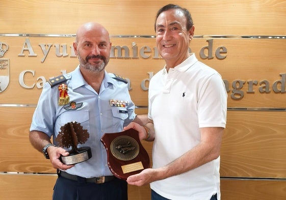 Francisco Javier Mendi Pompa recibe el reconocimiento por parte de Pedro Samuel Martín.
