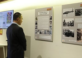 Un miembro de la Asociación de Promoción e Intercambio Hispano-Chino (APIHC), en la inauguración.