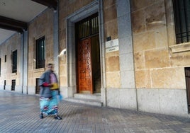 Imagen de la entrada a la Audiencia Provincial.