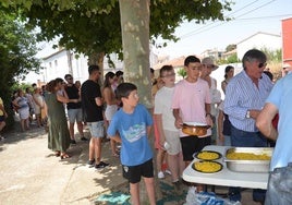 Imagen de la gran paella popular, un imprescindible en las fiestas.
