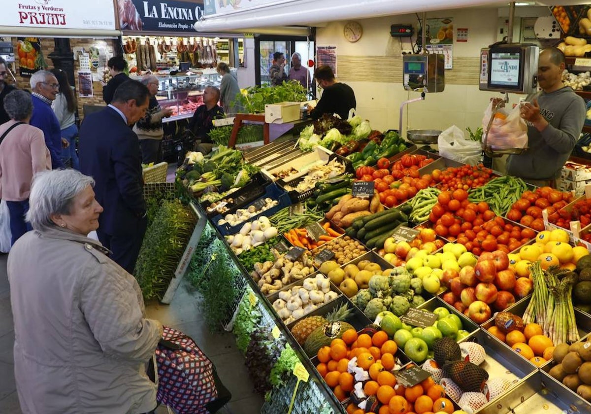 Una frutería en el Mercado Central de Salamanca.