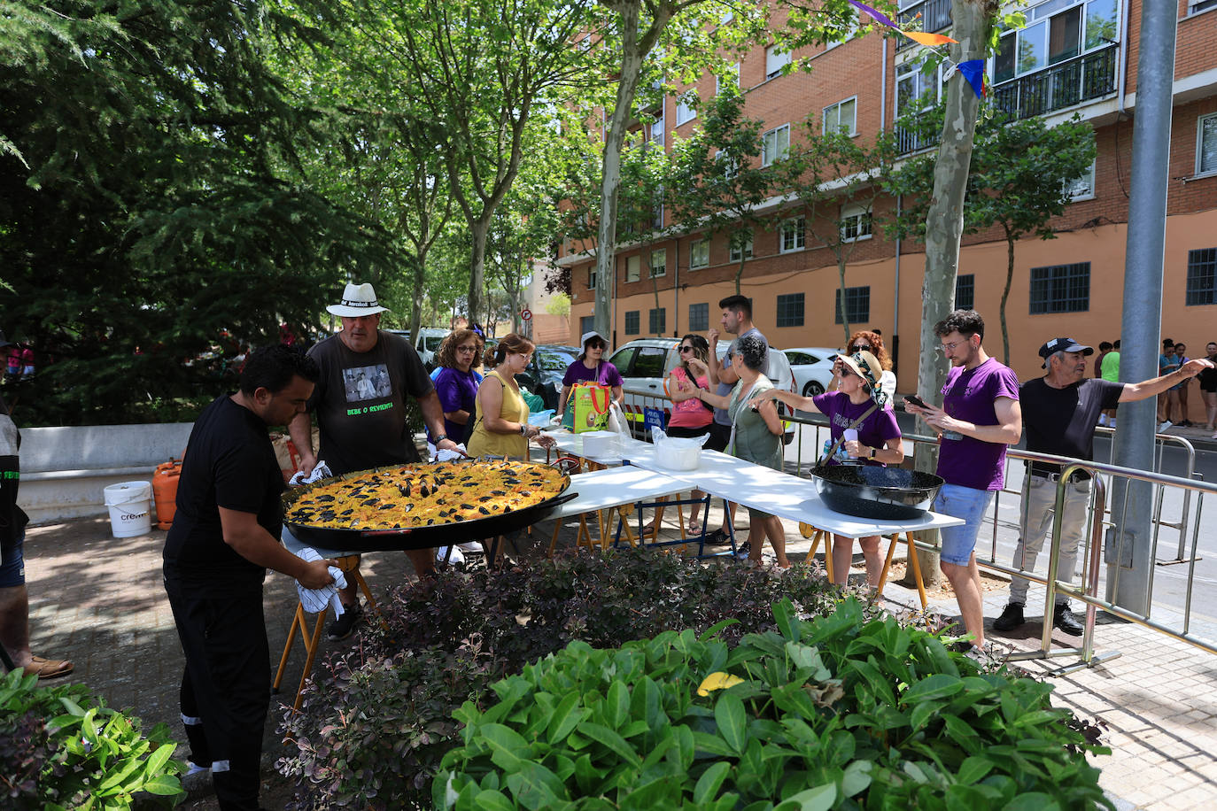 Imagen principal - 1) El pasado 30 de junio, los vecinos de Pizarrales se reunieron en torno a una paellada popular, una de las muchas actividades con las que el barrio celebra su identidad. 2) Grupos de vecinos de todas las edades se reúnen en un ambiente festivo y de hermandad para compartir música, comida y diversión. 3) Durante las fiestas del Sagrado Corazón de Jesús, una de las tradiciones más emotivas del barrio, la procesión recorrió las calles de Pizarrales.