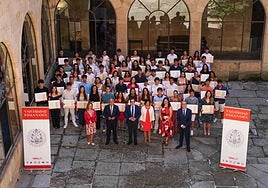 Foto de familia en el patio de la secuoya.