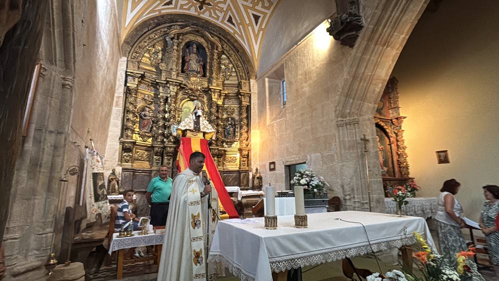 El Pedroso fue fiel a su tradición de izar la Virgen al altar