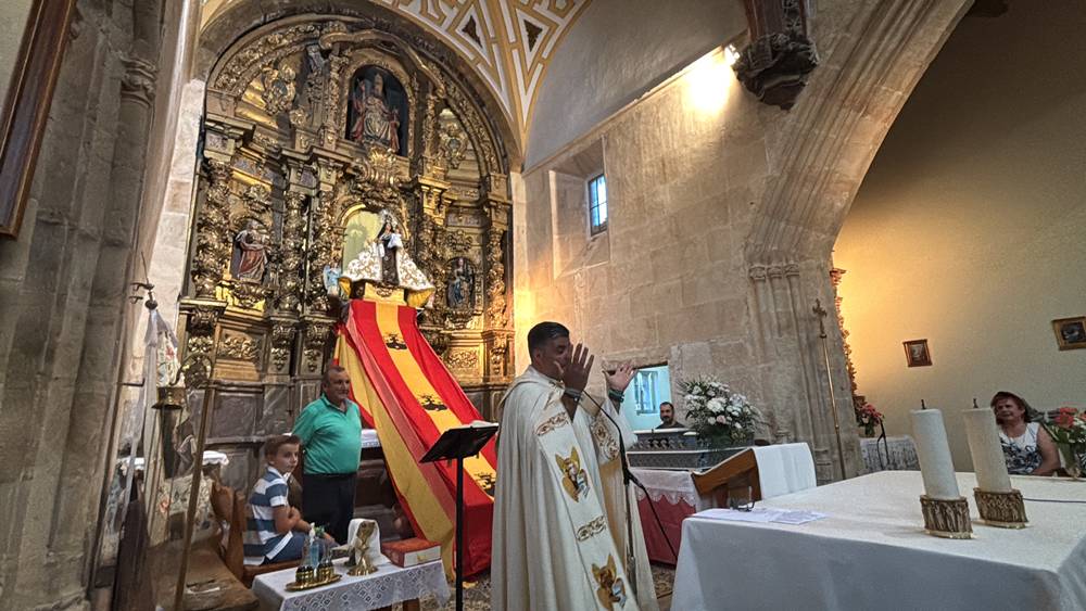 El Pedroso fue fiel a su tradición de izar la Virgen al altar