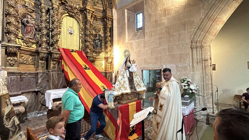 El Pedroso fue fiel a su tradición de izar la Virgen al altar
