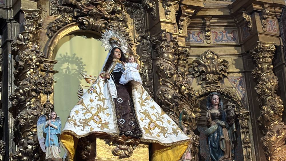 El Pedroso fue fiel a su tradición de izar la Virgen al altar