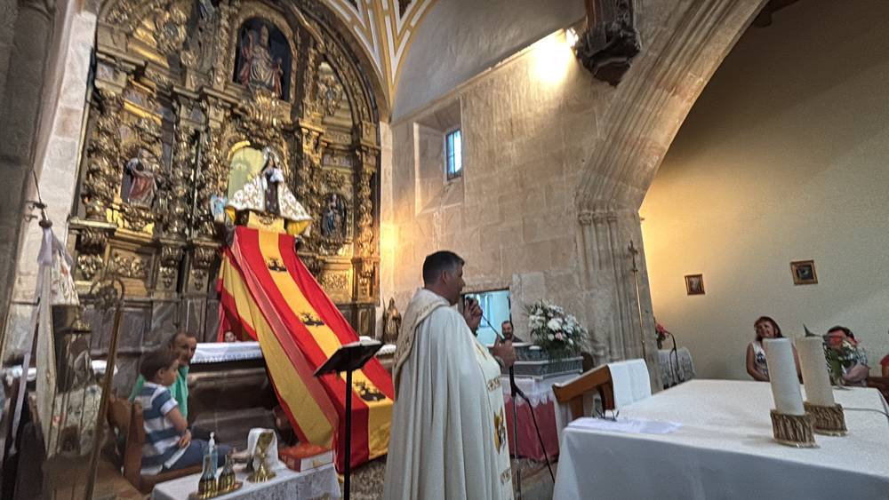 El Pedroso fue fiel a su tradición de izar la Virgen al altar
