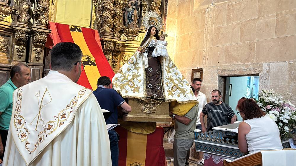 El Pedroso fue fiel a su tradición de izar la Virgen al altar