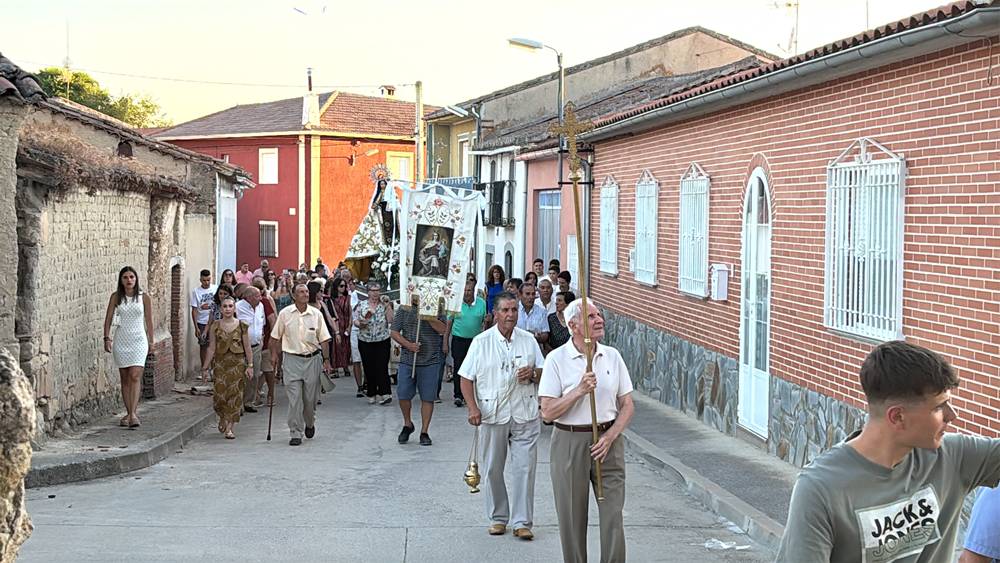 El Pedroso fue fiel a su tradición de izar la Virgen al altar