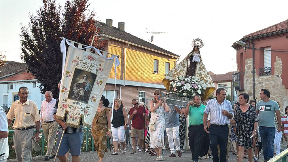 El Pedroso fue fiel a su tradición de izar la Virgen al altar