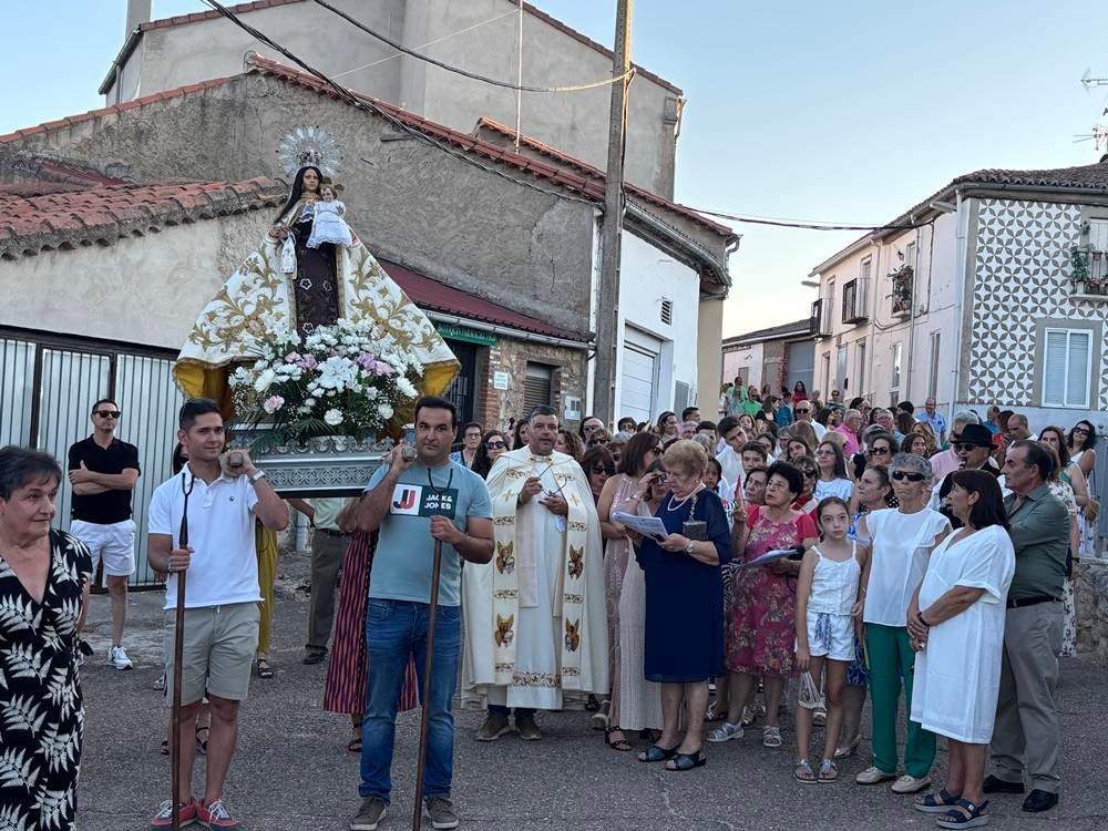 El Pedroso fue fiel a su tradición de izar la Virgen al altar