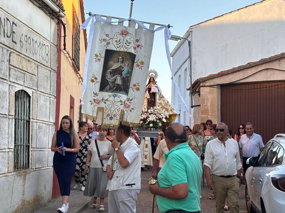 El Pedroso fue fiel a su tradición de izar la Virgen al altar