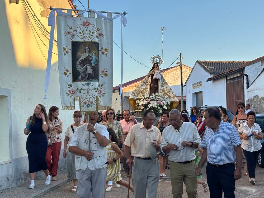El Pedroso fue fiel a su tradición de izar la Virgen al altar