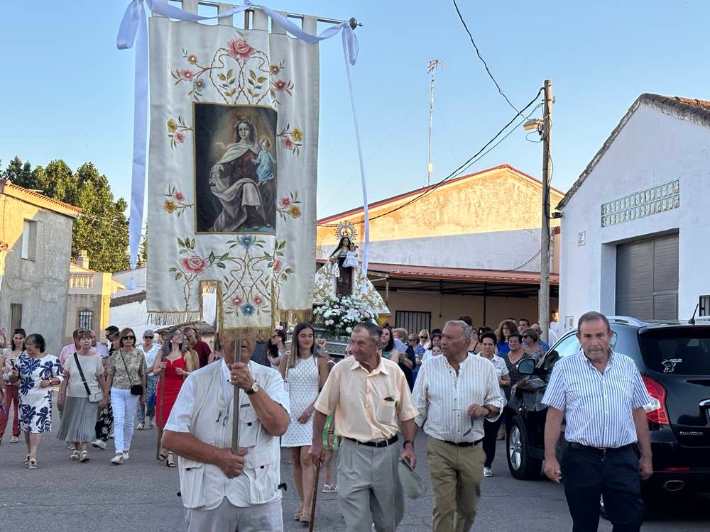 El Pedroso fue fiel a su tradición de izar la Virgen al altar