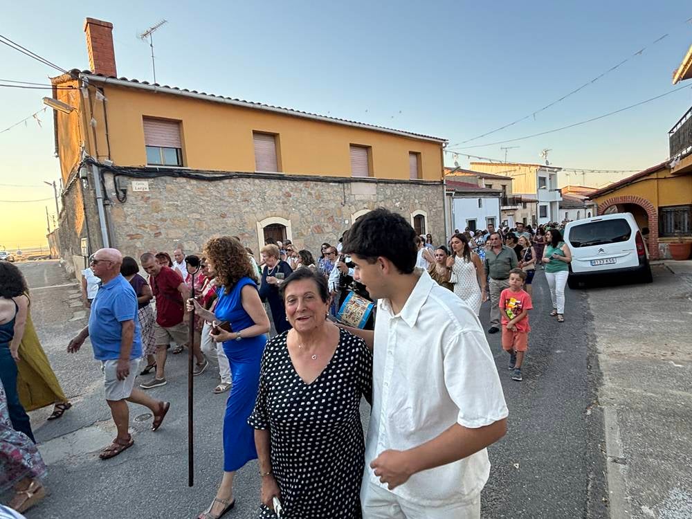 El Pedroso fue fiel a su tradición de izar la Virgen al altar