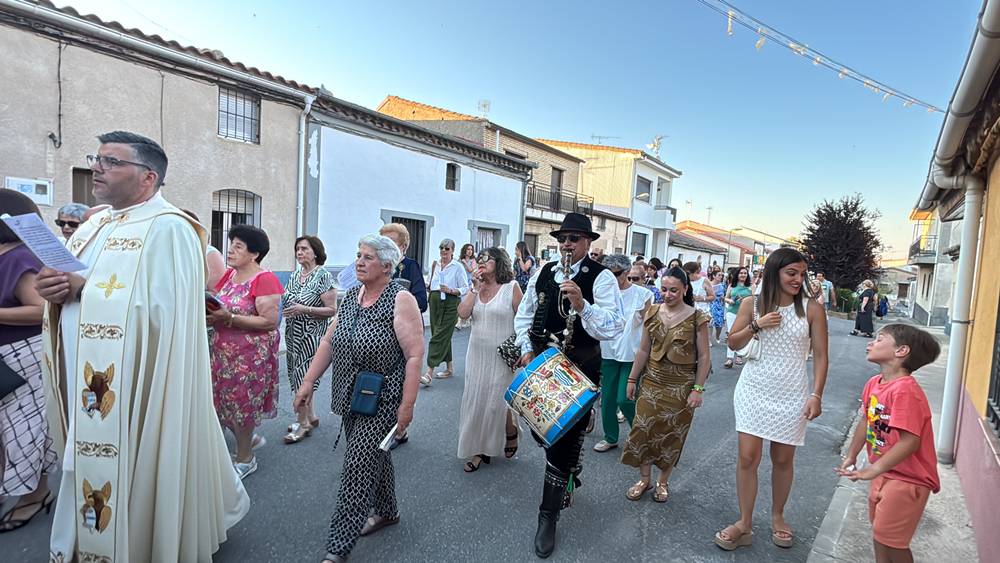El Pedroso fue fiel a su tradición de izar la Virgen al altar