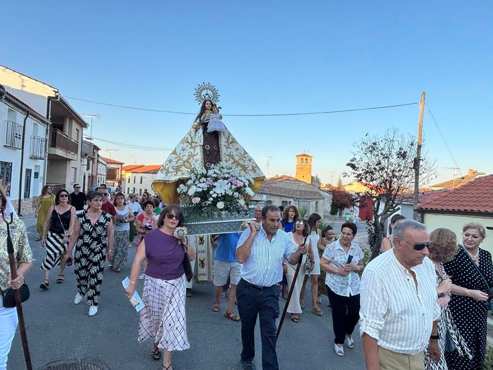 El Pedroso fue fiel a su tradición de izar la Virgen al altar
