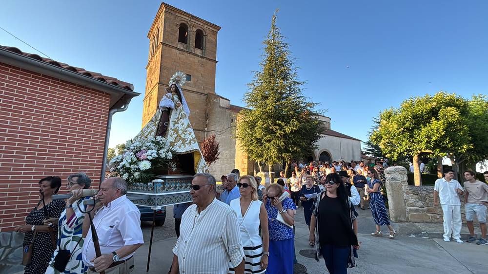 El Pedroso fue fiel a su tradición de izar la Virgen al altar