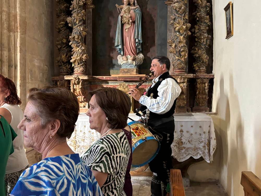 El Pedroso fue fiel a su tradición de izar la Virgen al altar