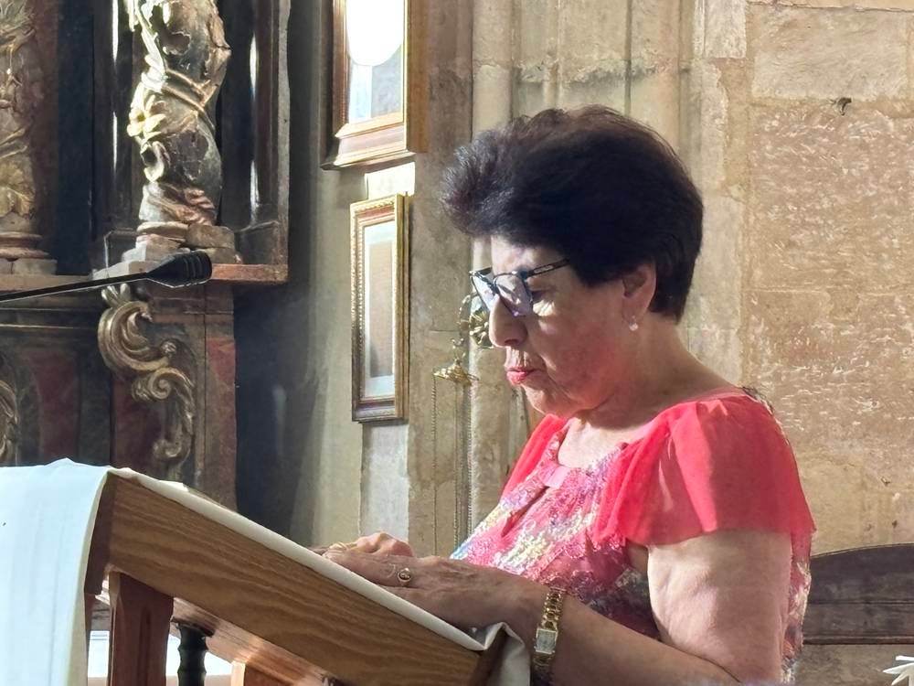 El Pedroso fue fiel a su tradición de izar la Virgen al altar