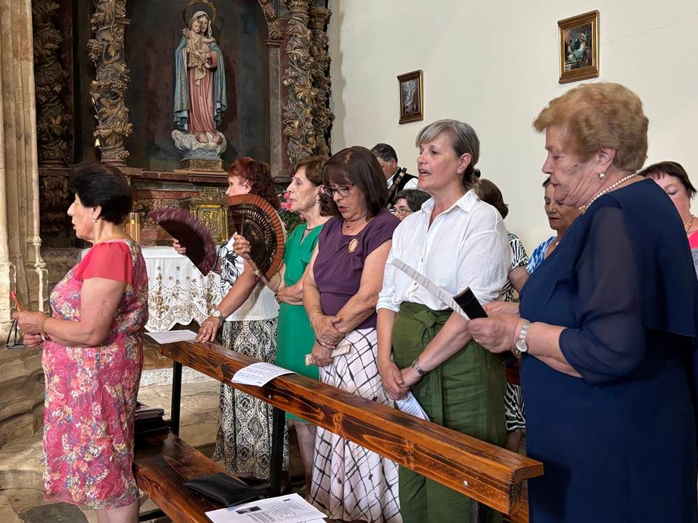 El Pedroso fue fiel a su tradición de izar la Virgen al altar