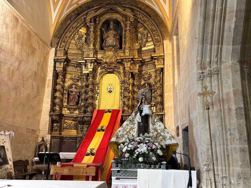 El Pedroso fue fiel a su tradición de izar la Virgen al altar