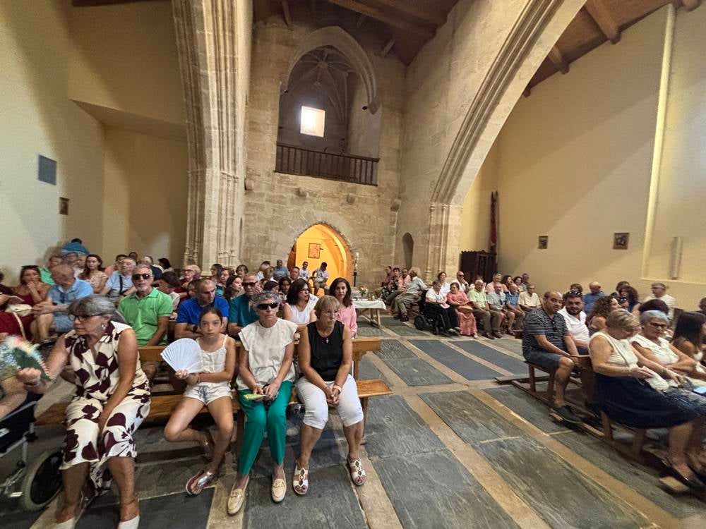 El Pedroso fue fiel a su tradición de izar la Virgen al altar