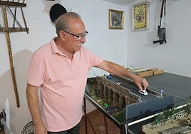 Juanjo, junto a su obra más reciente: el puente de la carretera.