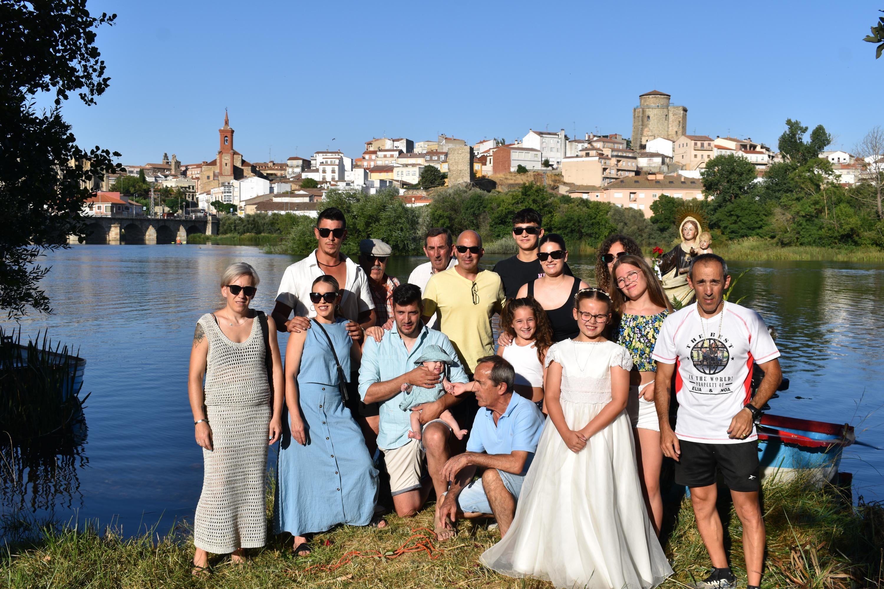 Alba de Tormes honra la memoria de los pescadores y a la Virgen del Carmen en su paseo fluvial