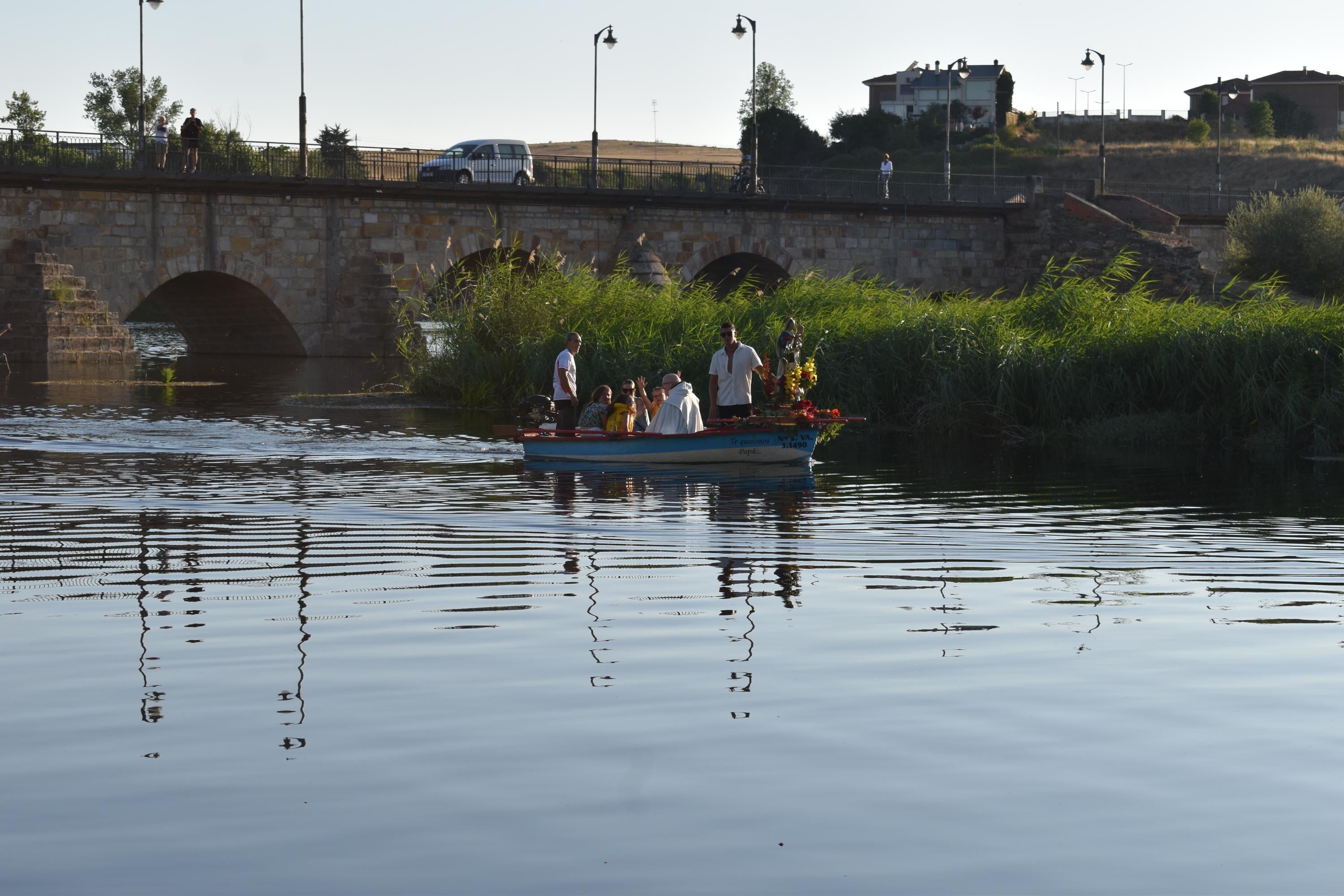 Alba de Tormes honra la memoria de los pescadores y a la Virgen del Carmen en su paseo fluvial