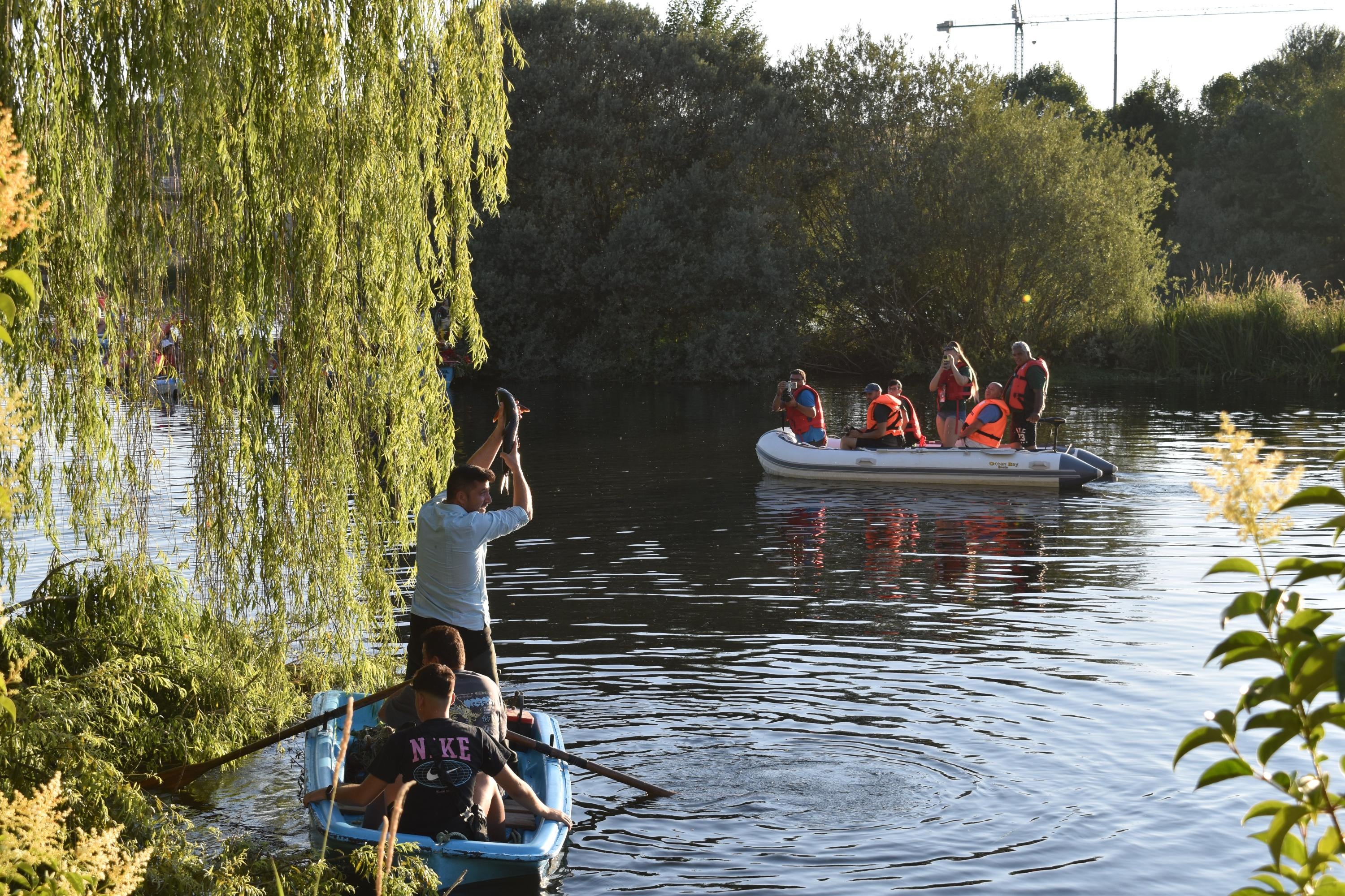 Alba de Tormes honra la memoria de los pescadores y a la Virgen del Carmen en su paseo fluvial