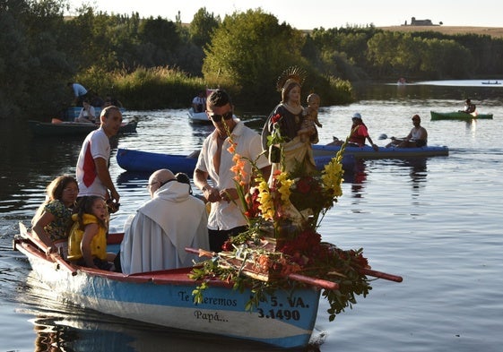 La imagen de la Virgen del Carmen en su paseo fluvial por el Tormes a su paso por Alba.